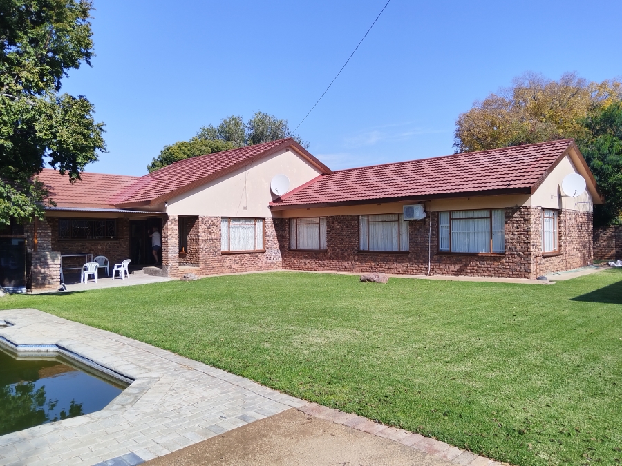 4 Bedroom Property for Sale in Jan Kempdorp Northern Cape